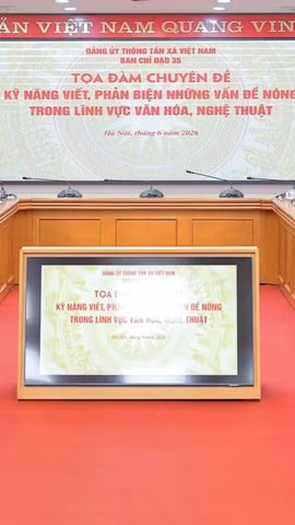 Toạ đàm chuyên đề “Kỹ năng viết, phản biện những vấn đề nóng trong lĩnh vực văn hoá, nghệ thuật”. (Ảnh: Lê Đông/TTXVN)