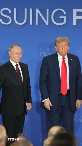 Tổng thống Mỹ Donald Trump (phải) và Tổng thống Nga Vladimir Putin trong cuộc họp báo chung tại Căn cứ Elmendorf-Richardson ở Anchorage, bang Alaska (Mỹ) ngày 15/8/2025. (Nguồn: THX/TTXVN)