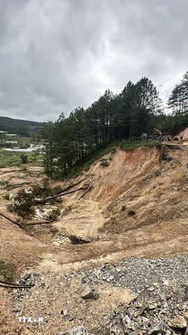 Sạt lở ở đèo Mimosa. (Ảnh: Chu Quốc Hùng/TTXVN)