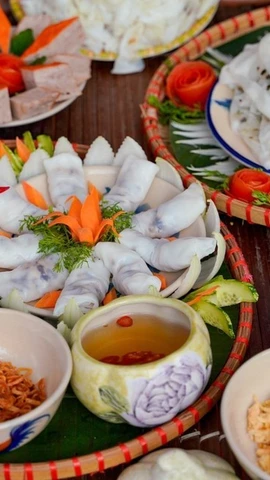 Nghề làm bánh cuốn Thanh Trì của Hà Nội vừa được ghi danh Di sản văn hóa phi vật thể quốc gia. (Ảnh: TTXVN)