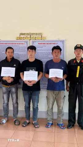 Công an tỉnh Lai Châu bắt giữ các đối tượng trong vụ án làm giả con dấu, các loại giấy tờ giả. (Ảnh: TTXVN phát)
