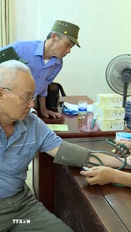 Cán bộ y tế Trung tâm Nuôi dưỡng và Điều dưỡng người có công tỉnh Thái Bình (cơ sở 1, xã Đông Minh, huyện Tiền Hải) chăm sóc sức khỏe cho người có công. (Ảnh: Thu Hoài/TTXVN)