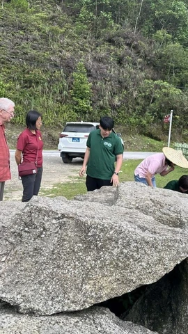 Đoàn chuyên gia tổ chức thực địa tại điểm di sản thuộc tuyến phía Tây "Khám phá Phja Oắc - Vùng núi của những đổi thay." (Ảnh: TTXVN phát)