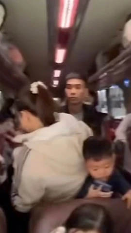 Xe khách 21 chỗ nhưng 'nhồi nhét' 50 người. (Ảnh cắt từ clip)