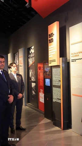 Chủ tịch Hạ viện Jordan Mazen Turki El Qadi tham quan các gian trưng bày tại Bảo tàng Lịch sử Quân sự Việt Nam. (Ảnh: Tuấn Anh/TTXVN)