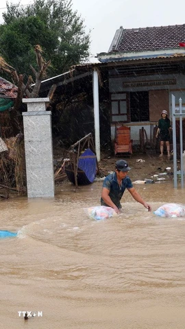 Lực lượng Công an tỉnh Đắk Lắk tiếp tế lương thực cho người dân ở vùng ngập sâu ven sông Bánh Lái hồi tháng 11/2025. (Ảnh: Đỗ Trưởng/TTXVN)