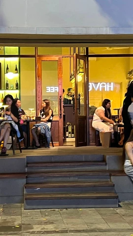 Các bạn trẻ vừa thưởng thức “vang vỉa” vừa trò chuyện, ngắm đường phố. (Ảnh: Mai Huyền/Vietnam+)