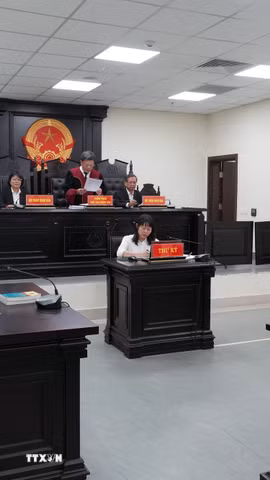 Hội đồng xét xử tuyên án phạt bị cáo Đoàn Bảo Châu 7 năm tù. (Ảnh: Kim Anh/TTXVN)