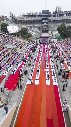 Nhân viên Lực lượng An ninh Biên giới Ấn Độ (BSF) cùng với các thành viên gia đình tham gia buổi tập yoga để kỷ niệm Ngày Quốc tế Yoga. (Nguồn: PTI)