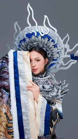 Kiều Duy mang bộ trang phục văn hóa dân tộc “Cửu Long ẩn vân" đến cuộc thi. (Ảnh: BTC)