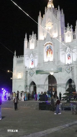 Đền Thánh Liễu Đề, xã Nghĩa Hưng, tỉnh Ninh Bình, thu hút đông giáo dân và người dân đến dịp Lễ Thiên Chúa Giáng sinh 2025. (Ảnh: Thùy Dung/TTXVN)