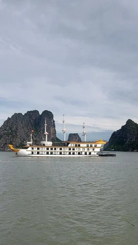 Một số tàu du lịch ở thành phố Hạ Long di chuyển về nơi tránh trú bão an toàn. (Ảnh: Văn Đức/TTXVN)