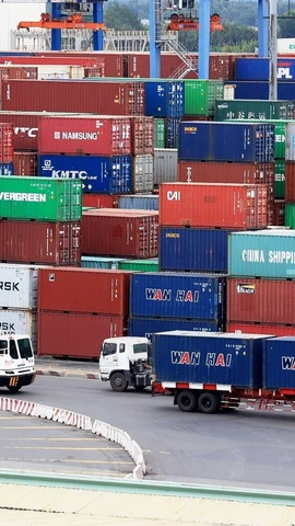 Xe chở container hàng hóa hoạt động tại Tân Cảng Cát Lái, thành phố Thủ Đức, Thành phố Hồ Chí Minh. (Ảnh: Hồng Đạt/TTXVN)