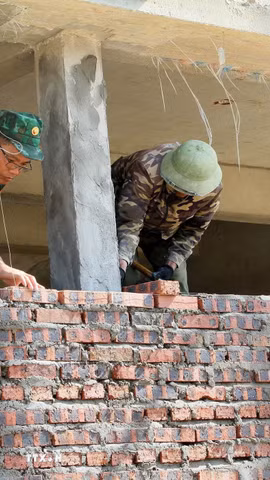 Cán bộ chiến sỹ Bộ đội biên phòng Nghệ An tích cực tham gia xây dựng Trường Phổ thông Dân tộc nội trú liên cấp Tiểu học và Trung học cơ sở Anh Sơn. (Ảnh: Văn Tý/TTXVN)