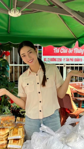 Lương Linh nấu cơm cho bệnh nhi ung bướu. (Ảnh: CTV/Vietnam+)