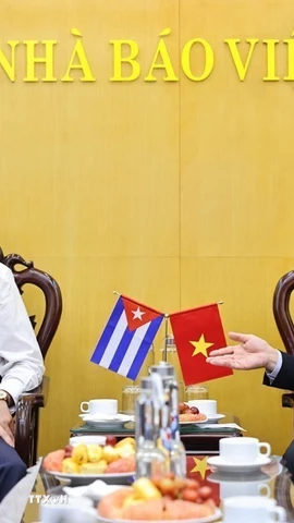 Chủ tịch Hội Nhà báo Việt Nam Lê Quốc Minh tiếp Chủ tịch Hãng thông tấn Prensa Latina (Cuba) Jorge Leganõa Alonso. (Ảnh: Minh Đức/TTXVN)