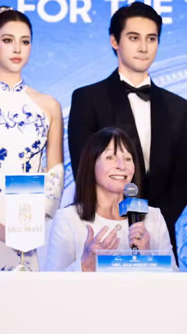 Chủ tịch Miss World Julia Morley phát biểu tại họp báo chiều nay. (Ảnh: BTC)