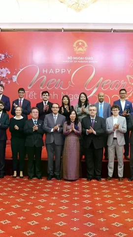 Thứ trưởng Lê Thị Thu Hằng chụp ảnh chung cùng với các đại diện của hơn 30 văn phòng báo chí nước ngoài thường trú tại Việt Nam. (Nguồn: Thế giới và Việt Nam)