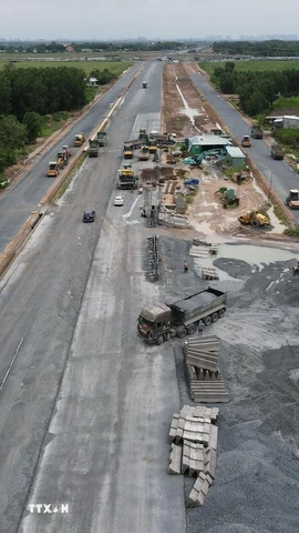 Nhiều máy móc thi công đường Vành đai 3-Thành phố Hồ Chí Minh. (Ảnh: Công Phong/TTXVN)