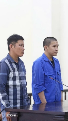 Hai bị cáo Lê Hữu Trọng và Lê Thanh Sang tại phiên tòa sơ thẩm do Tòa án Nhân dân tỉnh Tây Ninh xét xử về tội “giết người.” (Ảnh: TTXVN phát)