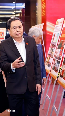 Chủ tịch Quốc hội Trần Thanh Mẫn kiểm tra khu trưng bày ảnh về hoạt động Quốc hội chuẩn bị cho Lễ trao giải. (Ảnh: Doãn Tấn/TTXVN)