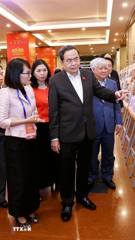 Chủ tịch Quốc hội Trần Thanh Mẫn kiểm tra khu trưng bày ảnh về hoạt động của Quốc hội chuẩn bị cho Lễ trao giải. (Ảnh: Doãn Tấn/TTXVN)