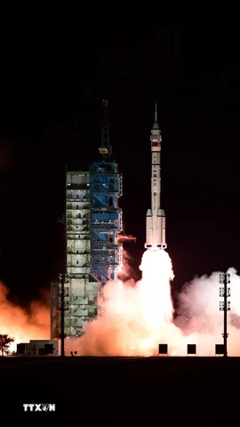 Tên lửa đẩy Trường Chinh-2F mang theo tàu vũ trụ Thần Châu-21 rời bệ phóng tại Trung tâm phóng vệ tinh Tửu Tuyền. (Ảnh: THX/TTXVN)