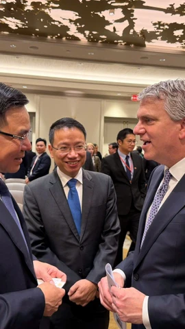 Quyền Bộ trưởng Bộ Công Thương Lê Mạnh Hùng trao đổi với ông David Fogel, Trợ lý Bộ trưởng Bộ Thương mại, Giám đốc Cơ quan Thương mại Quốc tế Hoa Kỳ. (Nguồn: Bộ Công Thương)