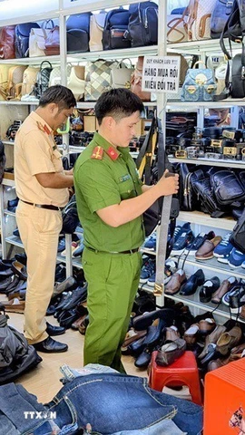 Tổ liên ngành tỉnh An Giang kiểm tra, phát hiện và thu giữ số lượng lớn hàng hóa không rõ nguồn gốc bị tại một cửa hàng giữ trung tâm thành phố Long Xuyên. (Ảnh: TTXVN phát)