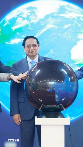 Thủ tướng Phạm Minh Chính và các đại biểu thực hiện nghi thức công bố kết quả xuất nhập khẩu năm 2025. (Ảnh: Dương Giang/TTXVN)