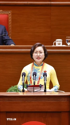 Đồng chí Trần Thị Thanh Thủy, Ủy viên Ban Thường vụ Tỉnh ủy, Bí thư Đảng ủy, Chủ tịch Hội đồng Nhân dân phường Mỹ Hào, tỉnh Hưng Yên, tham luận về vấn đề “Chuyển đổi số ở phường trong điều kiện thực hiện mô hình chính quyền địa phương 2 cấp-Thực tiễn và quyết tâm hành động của phường Mỹ Hào, tỉnh Hưng Yên.” (Ảnh: TTXVN)