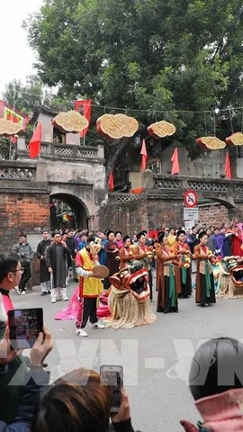 Đoàn rước lễ qua Ô Quan Chưởng. (Ảnh: TTXVN)