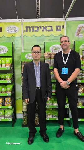 Tham tán Thương vụ Đại sứ quán Việt Nam Lê Thái Hòa tại một gian trưng bày. (Nguồn: Vietnam+)