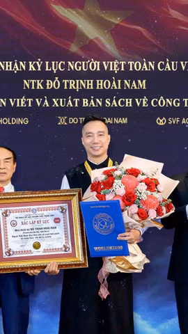 Tổ chức Kỷ lục người Việt toàn cầu đã vinh danh và trao giấy chứng nhận Kỷ lục gia Toàn cầu cho Đỗ Trịnh Hoài Nam. Ảnh: NVCC)