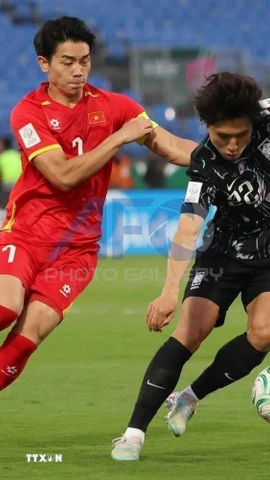 Nỗ lực đi bóng của Đình Bắc (số 7) U23 Việt Nam. (Nguồn AFC/TTXVN)