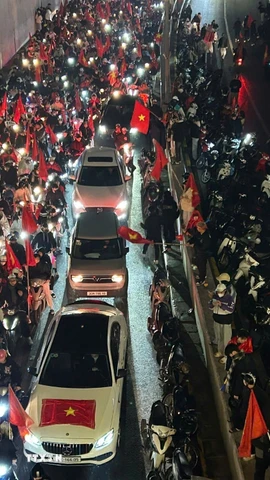 Khu vực hầm Kim Liên đông nghịt người ăn mừng chiến thắng của U23 Việt Nam. (Ảnh: Quốc Khánh/TTXVN)