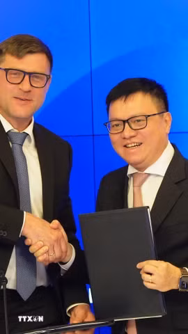 Tổng Biên tập Báo Nhân Dân Lê Quốc Minh ký thỏa thuận với Tập đoàn Truyền thông Rossiya Segodnya. (Ảnh: Tâm Hằng/TTXVN)
