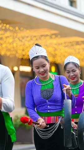 Hàng trăm đồng bào dân tộc Mường diễu hành trình diễn Chiêng Mường xung quanh khu vực Hồ Hoàn Kiếm (Hà Nội) hồi tháng 11 vừa qua. (Ảnh: Minh Sơn/Vietnam+)