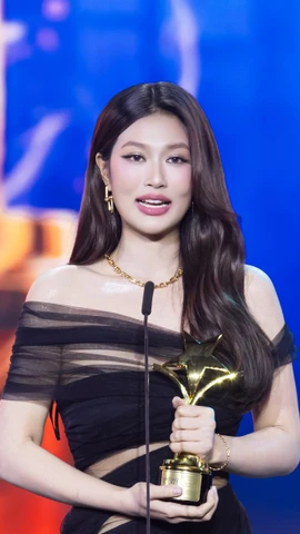 Hoa hậu Thiên Ân nhận giải thưởng Nữ diễn viên được yêu thích nhất tại lễ trao giải Ngôi Sao Xanh 2025. (Ảnh: CTV/Vietnam+)