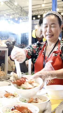 Chế biến bún nước lèo từ cua tại “Lễ hội Ẩm thực-Ngày hội Cua Cà Mau” năm 2025. (Ảnh: Xuân Anh/TTXVN)