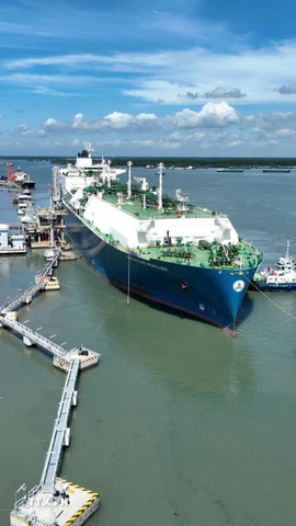 Tàu vận chuyển LNG cập cảng tại kho LNG Thị Vải. (Ảnh: TTXVN phát)