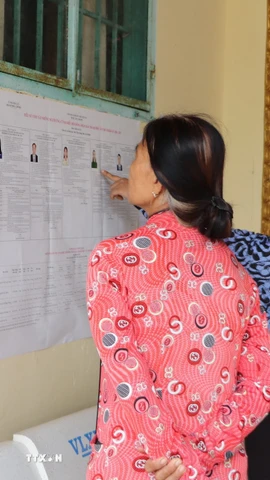Đồng bào Khmer ấp Ngã Cạy, xã Xà Phiên tìm hiểu thông tin về ứng cử viên đại biểu Quốc hội và Hội đồng Nhân dân được niêm yết tại chùa Bôrâysarâychum. (Ảnh: Hồng Thái/TTXVN)