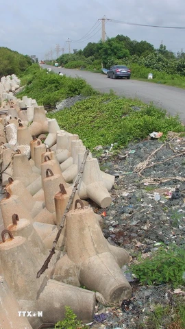 Một đoạn sạt lở đê biển được gia cố lại bằng kè chắn sóng. (Ảnh: Chanh Đa/TTXVN)