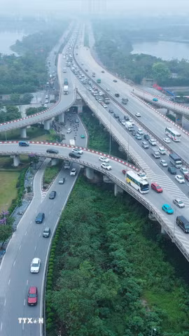 Lượng xe lưu thông ùn ứ ở nút giao thông Pháp Vân-Cầu Giẽ. (Ảnh: Minh Đức/TTXVN)