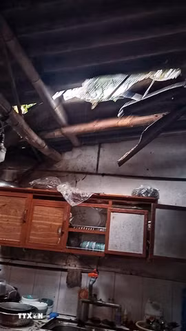 Một nhà dân ở xã Phú Lương bị hư hại do dông lốc kèm mưa đá gây ra. (Ảnh: TTXVN phát)