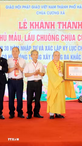 Trao bằng công nhận kỷ lục châu Á cho chùa Cương Xá là "ngôi chùa có hệ thống tường đá khắc chữ Vạn nhiều nhất châu Á." (Ảnh: Mạnh Tú/TTXVN)