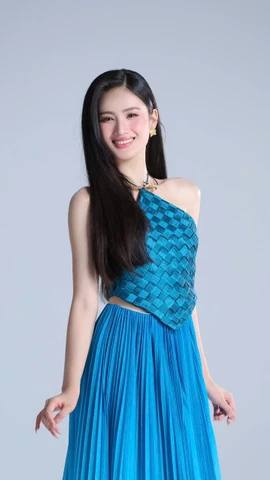 Ý Nhi tận dụng lợi thế ngoại hình, khoe dáng trong trang phục lấy cảm hứng từ áo yếm đan thủ công, phối cùng chân váy mềm mại. (Ảnh: CTV/Vietnam+)