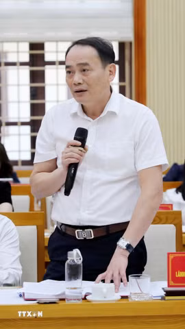 Bí thư Đảng ủy phường Hồng Châu Đặng Văn Diên phát biểu tại hội nghị. (Ảnh: Thế Duyệt/TTXVN)