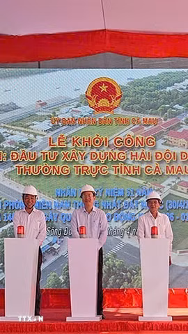 Các đại biểu thực hiện nghi thức bấm nút khởi công công trình. (Ảnh: Huỳnh Anh/TTXVN)