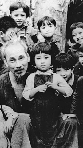 Bác Hồ đến thăm trường mẫu giáo nội trú đầu tiên của quân đội tại Việt Bắc nhân dịp sinh nhật Người, ngày 19/5/1953. (Ảnh: Tư liệu TTXVN)